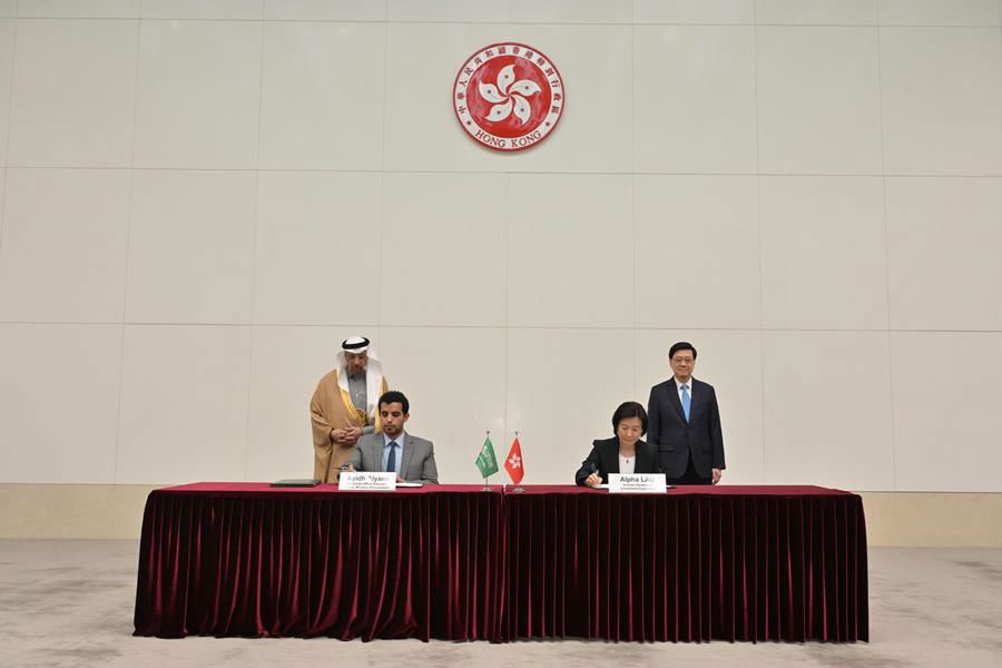 行政长官李家超（后排右）和沙特阿拉伯投资大臣 Khalid Al-Falih（后排左）见证投资推广署署长刘凯旋（前排右）和沙特阿拉伯投资部中国办公室副主任Ayidh Alyami（前排左）签署备忘录