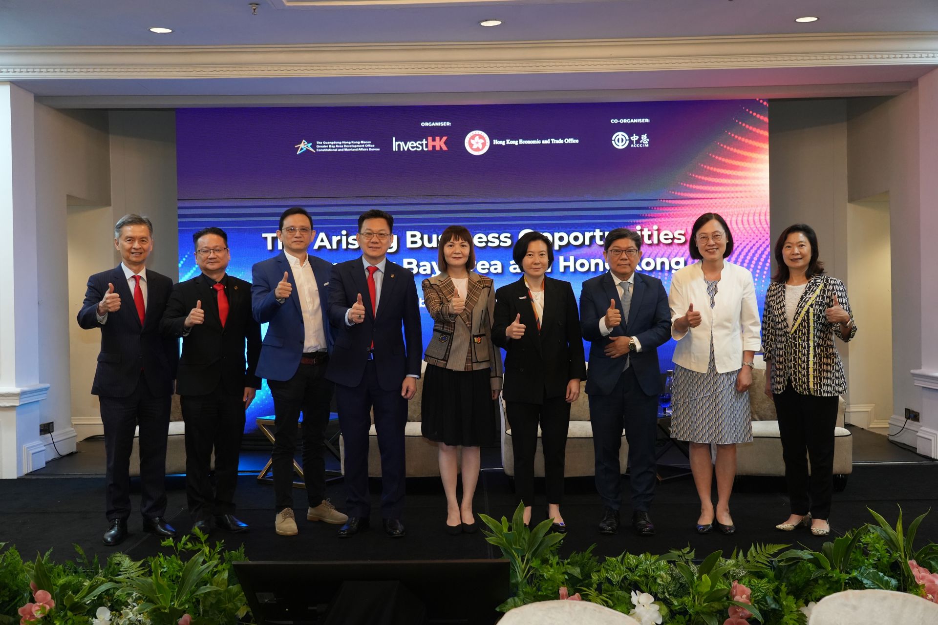 The Vice President of the Associated Chinese Chambers of Commerce and Industry of Malaysia, Mr Yap Heng Or (fourth left); the Commissioner for the Development of the Guangdong-Hong Kong-Macao Greater Bay Area, Ms Maisie Chan (centre); and the Director-General of Investment Promotion at InvestHK, Ms Alpha Lau (fourth right); with speakers and guests.