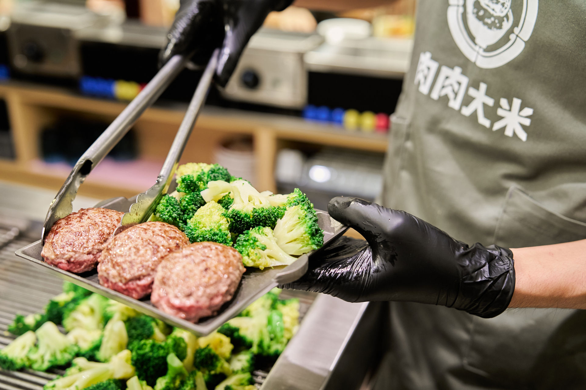 「肉肉大米」では手作りした和牛ハンバーグを鉄板で焼き上げたり、ご飯の上にのせたハンバーグに卵黄をトッピングしたりして、日本の食体験を楽しむことができます。

