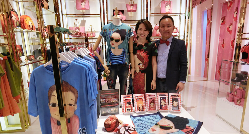 The new store sells fashion products based on the work of Korean artist, Youk Shim Won. Pictured are the artist Youk Shim Won (left) and the company’s Chief Executive Officer, Mr Jung Kyung-il.